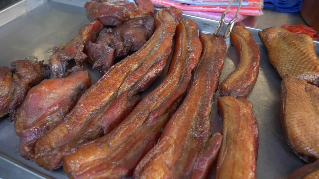 panza de cerdo oscura cocida en salsa de soja en el puesto de mercado de comida callejera de tailandia para la venta