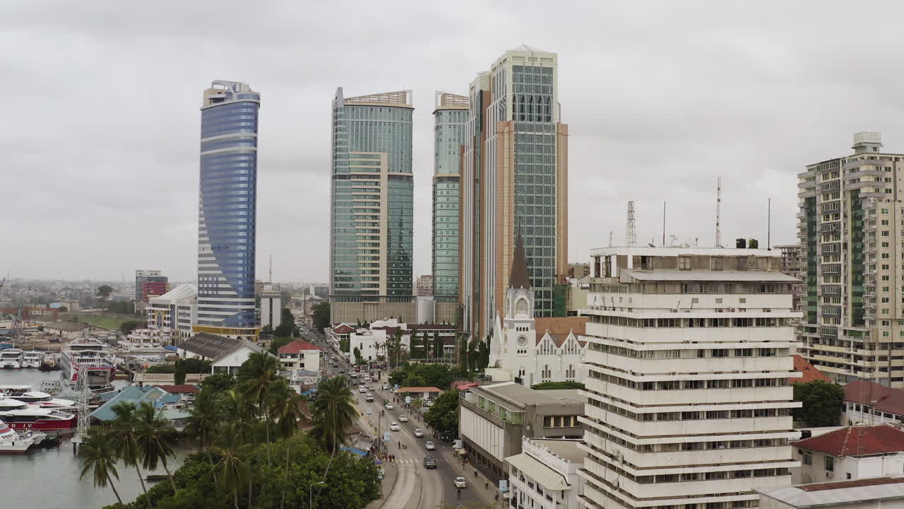 vista panorámica de la zona portuaria del centro de dar es salaam con edificios administrativos de oficinas, instalaciones portuarias y la catedral de san josé