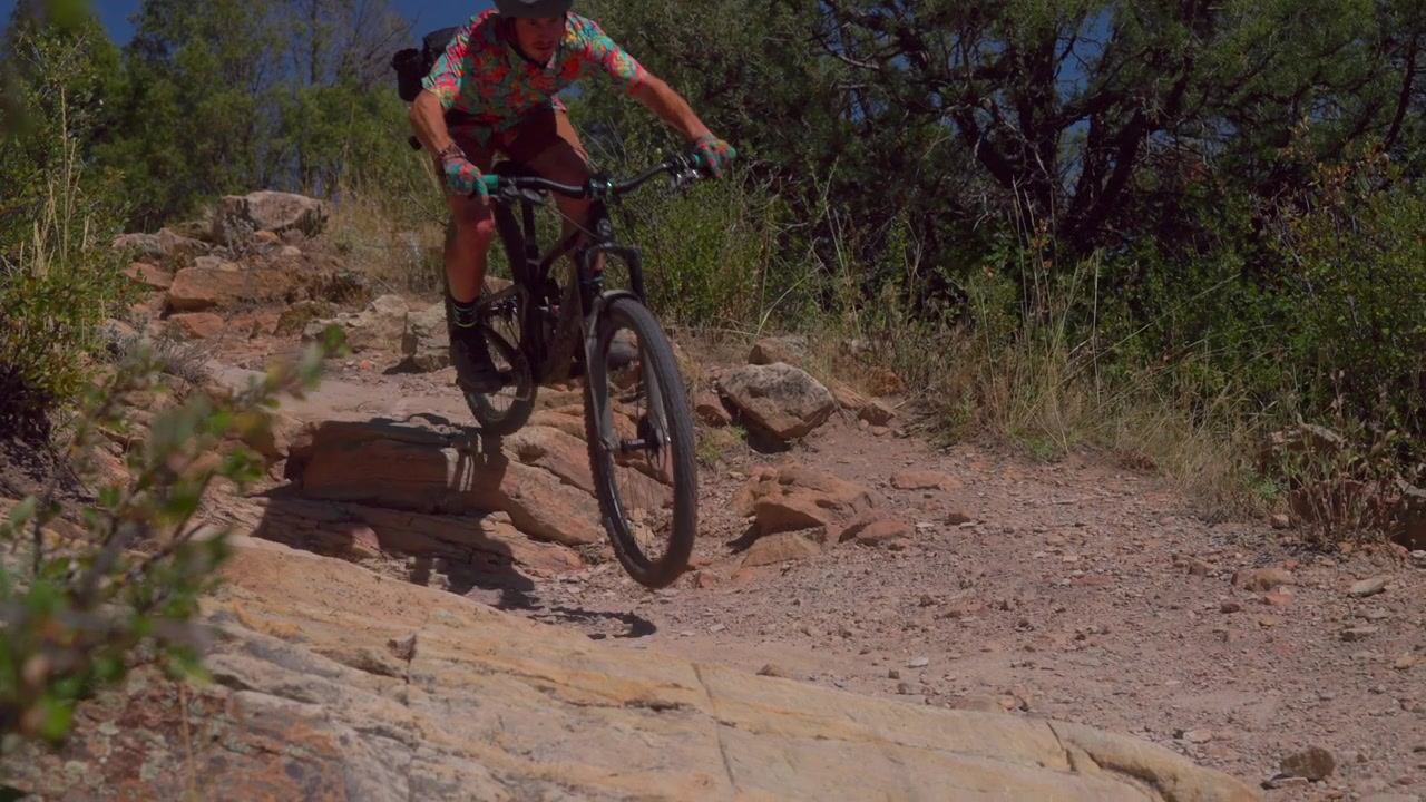 Red Rocks Morrison Golden Colorado, homem adulto praticando mountain bike em descida, pedregulhos, saltos, trilhas Dinosaur Ridge Dakota Ridge, esporte, fitness, sopés de Denver, cordilheira frontal, dia ensolarado, panorâmica de bicicleta em close-up