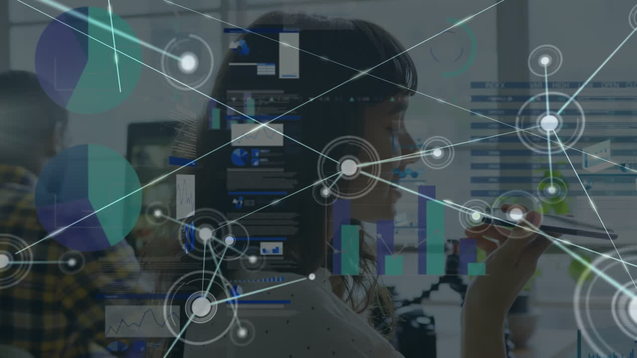 animación de procesamiento de datos y conexiones a través de una mujer de negocios asiática que usa un teléfono inteligente
