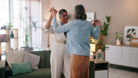 mujeres mayores felices bailando en casa