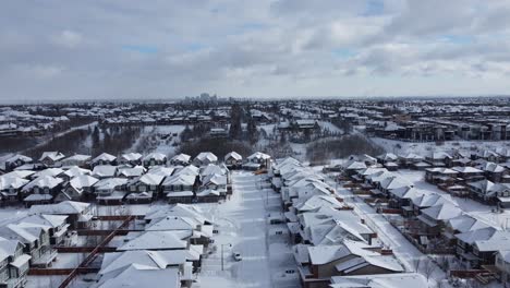 vista aérea de una comunidad suburbana en calgary, alberta en invierno