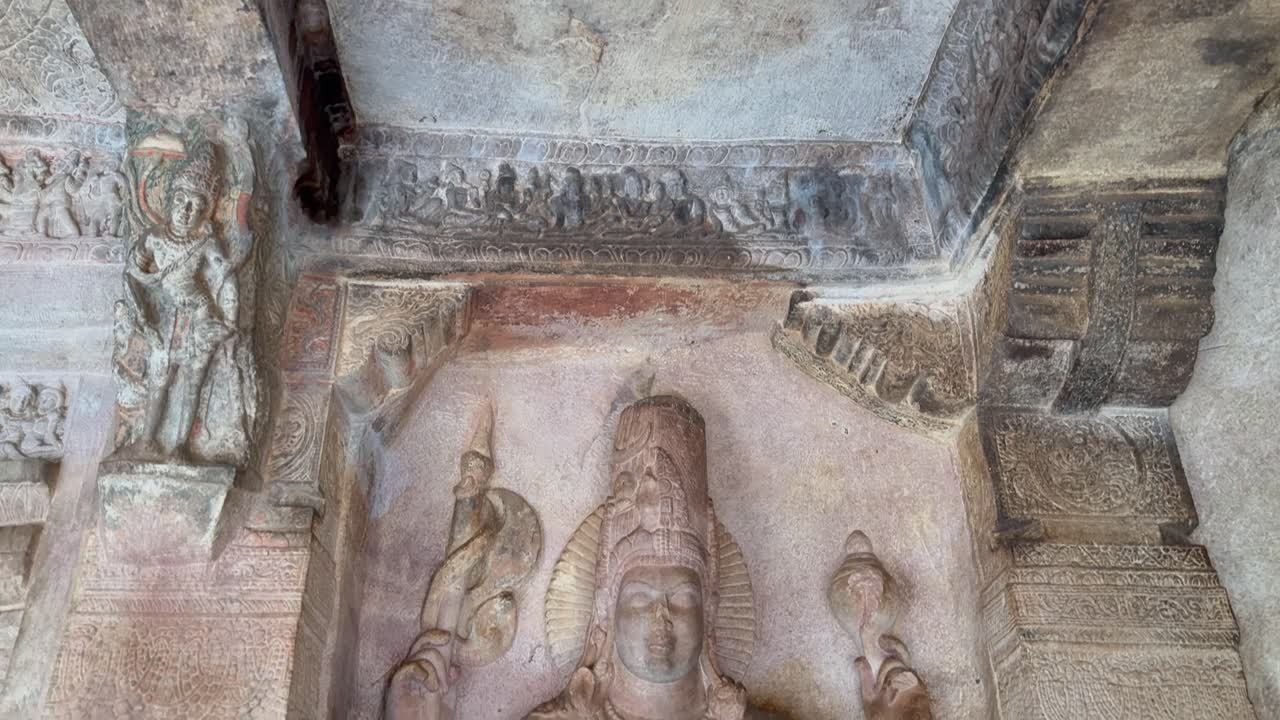 Vishnu Ananta (Reclinato) scolpito nella pietra nel Tempio della Grotta di Badami n. 3, che mostra Lord Vishnu che riposa sul serpente cosmico Shesha, a simboleggiare l'equilibrio cosmico e la creazione