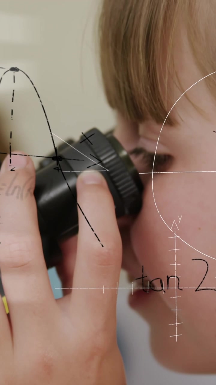 Animación de fórmulas matemáticas sobre una colegiala sonriente usando un microscopio