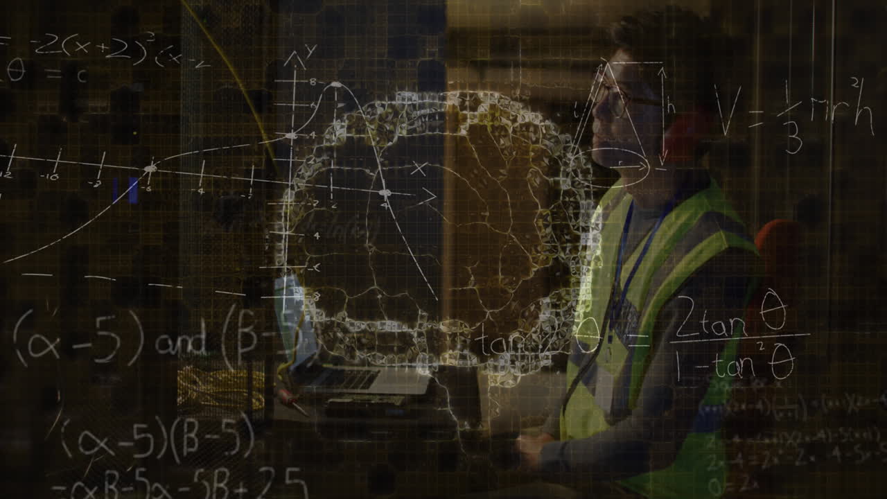 animación de ecuaciones matemáticas y cerebro digital sobre hombre asiático en la sala de servidores.