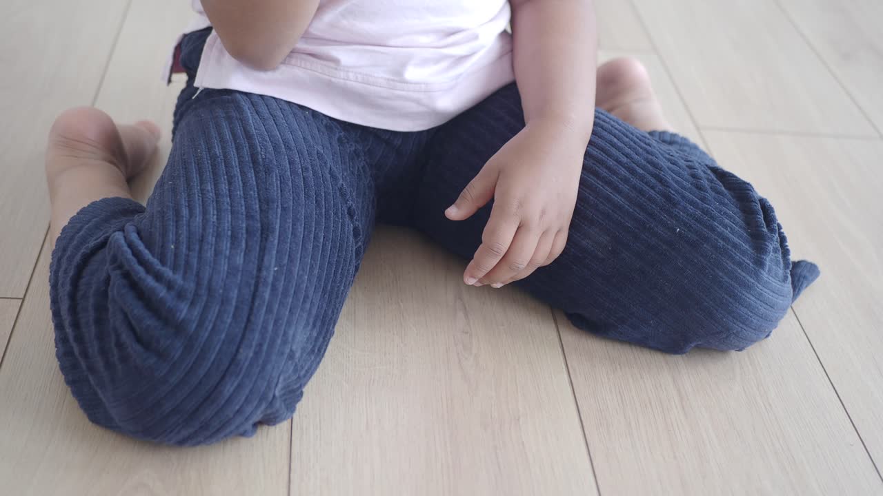 바닥에 앉아 있는 아이