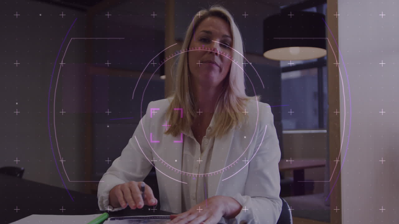 animación del procesamiento de datos financieros sobre una mujer de negocios caucásica en el cargo