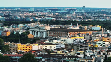 Luftbildrutsche-Und-Schwenkaufnahmen-Des-Lateranpalastes-Auf-Dem-Caelian-Hill.-Gezoomte-Ansicht-Des-Alten-Palastes-In-Der-Dämmerung.-Rom,-Italien