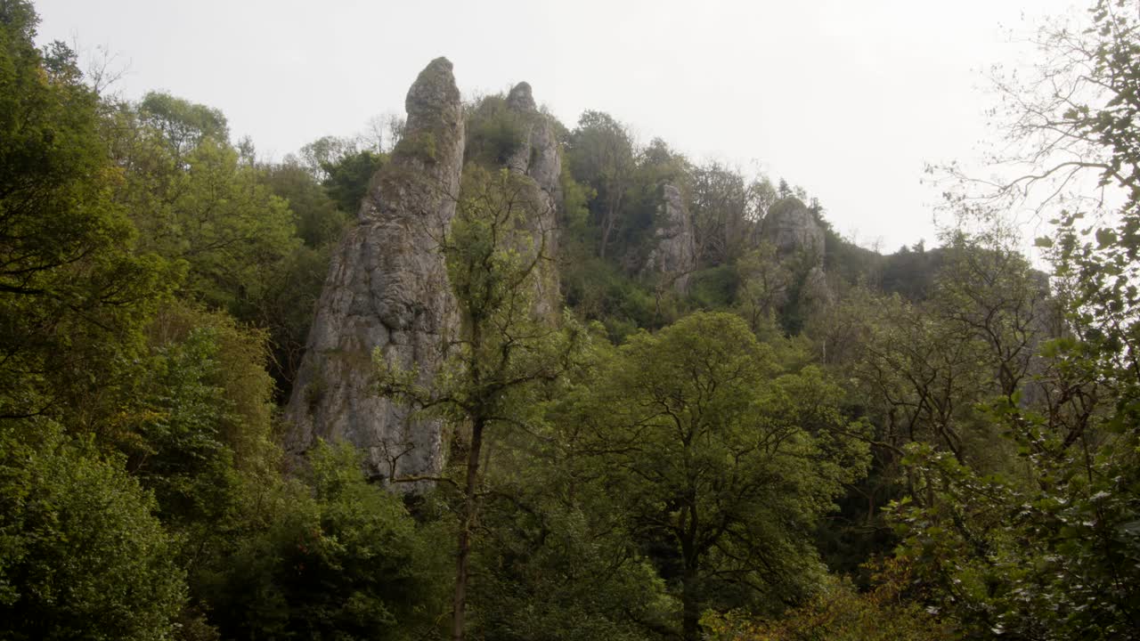 Plan large des rochers en pilier à Dovedale.