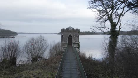 Antigua-Estructura-De-Piedra-En-Un-Muelle-En-Lough-Key,-Irlanda,-Hito-Histórico,-Durante-El-Día