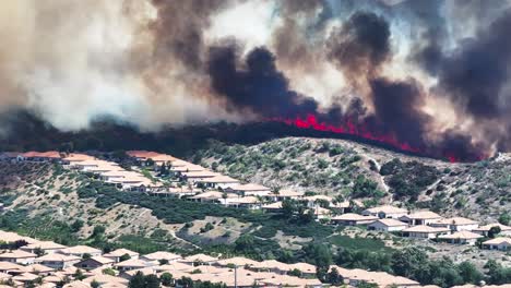 gran área de vida silvestre de san jancinto incendio forestal sobre los lagos del sol comunidad en la prohibición de california fuego cerca de las casas con llamas furiosas subiendo alto pan de teleobjetivo aéreo