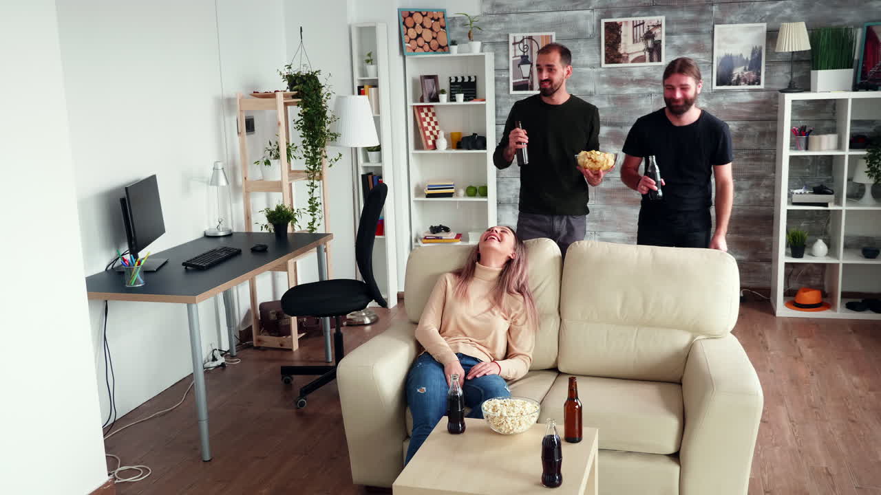 친구들에게 피자를 주고 장난을 치는 소녀