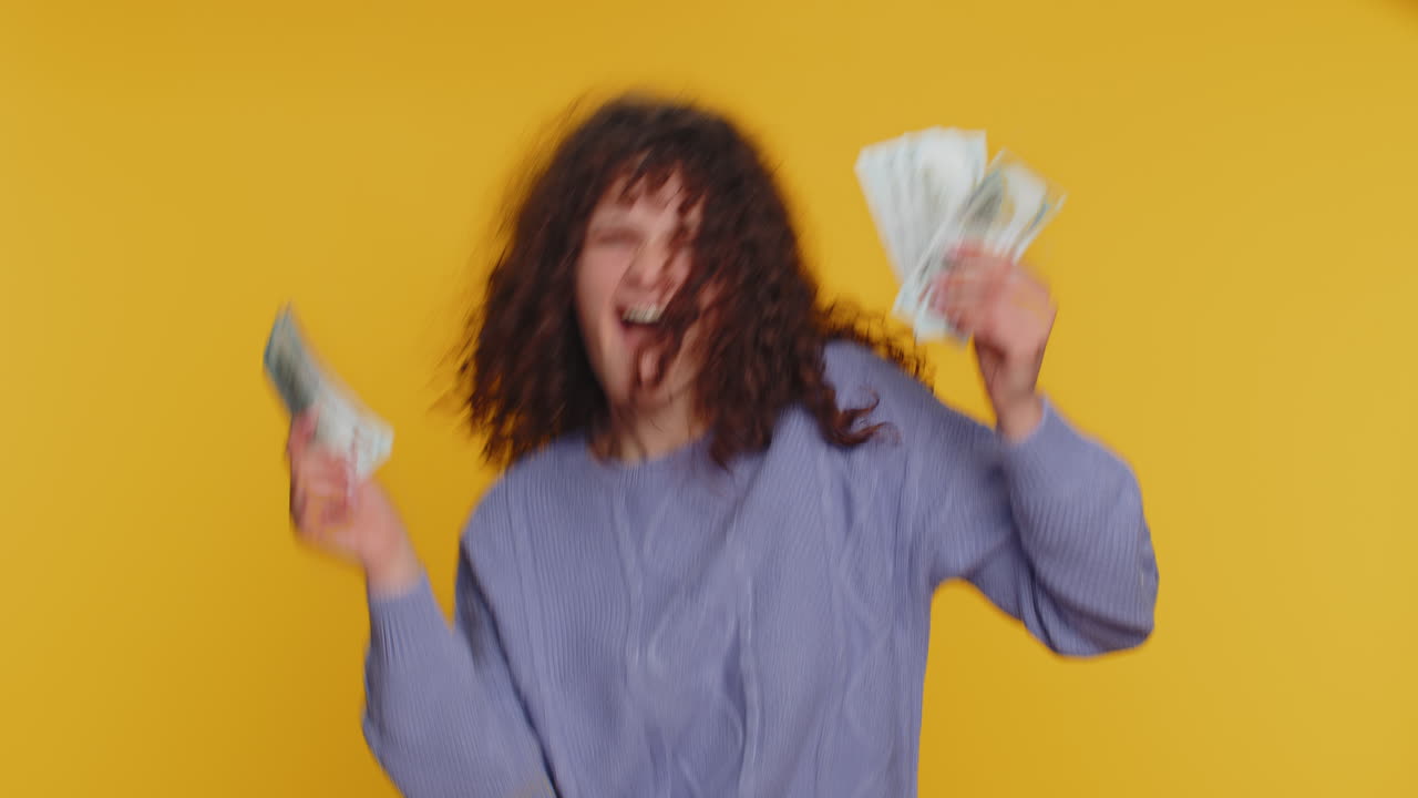 mujer con entusiasmo sosteniendo dinero en efectivo