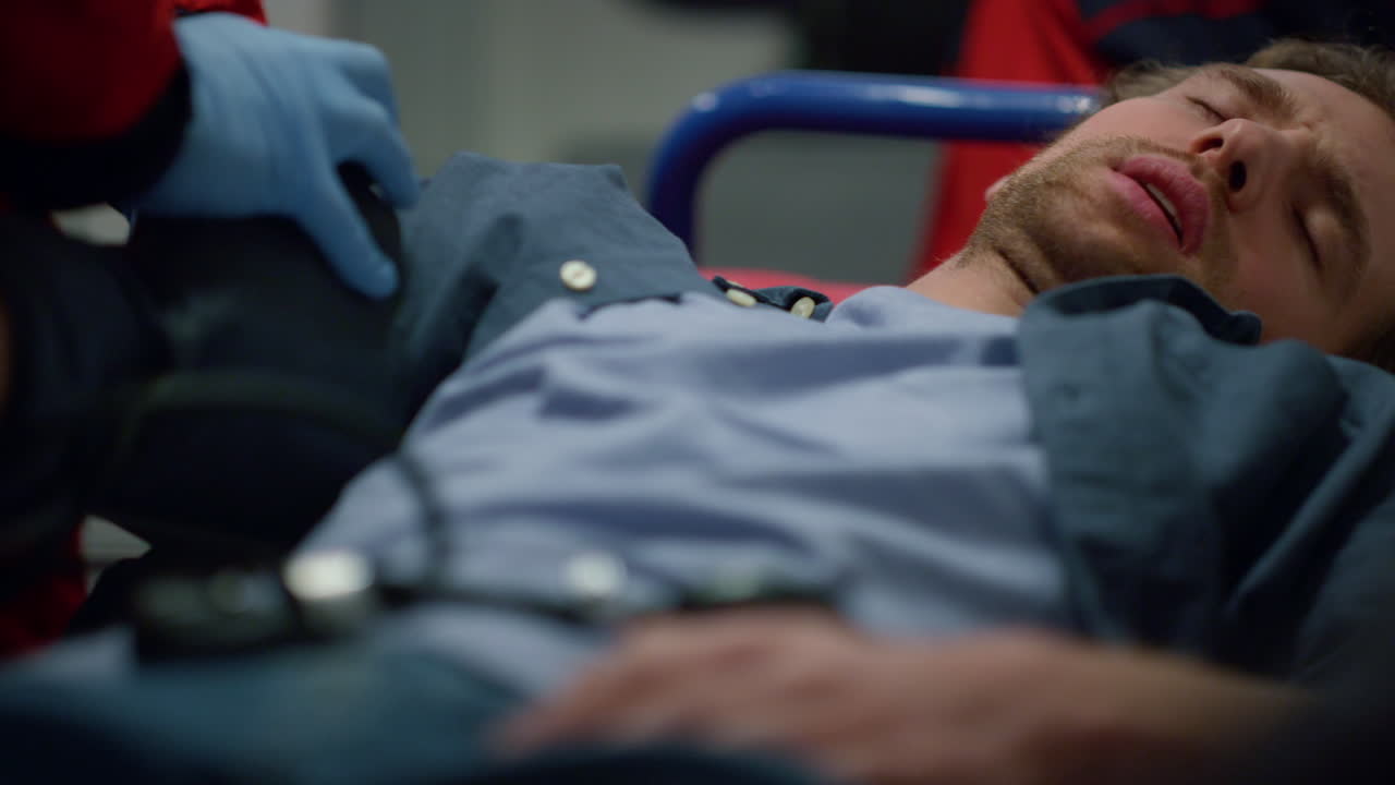 응급 차량 에서 매 에 누워 있는 지친 사람