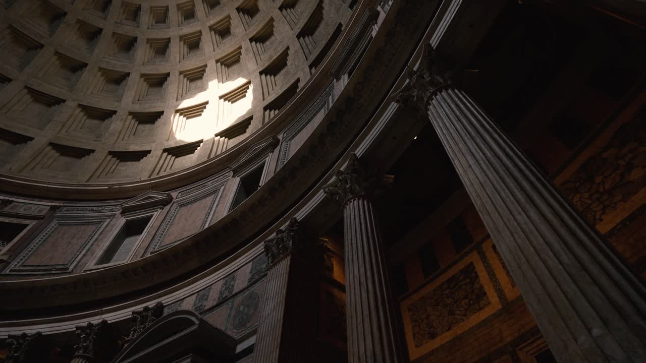 Ripresa con tilt verso l'alto delle pareti interne del Pantheon a Roma, Italia in 4k
