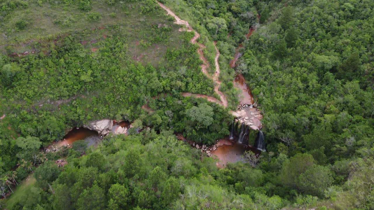el parque ecológico del valle del río las cuevas, una cascada en el centro de bolivia.