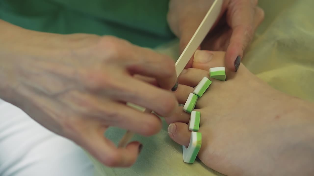 una chica bonita se sienta en una silla en un salón de belleza