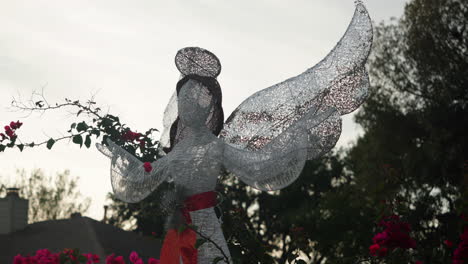 decoración navideña de ángel en el jardín del patio delantero
