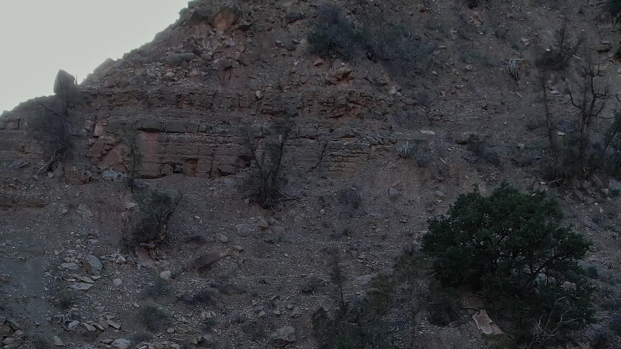 Veduta aerea di terreno roccioso in Marocco nel tardo pomeriggio