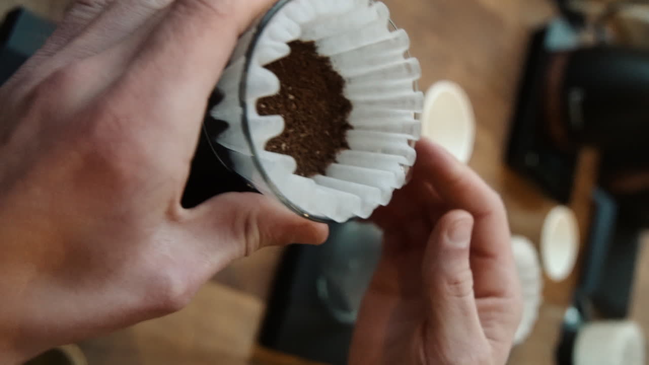 필터에서 커피 그라운드를 흔드는 바리스타