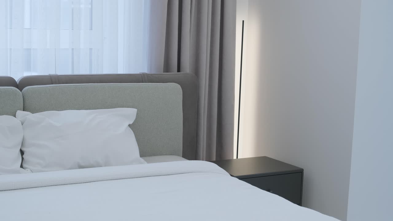 침대와 나이트 스테이크가 있는 현대적인 침실 인테리어