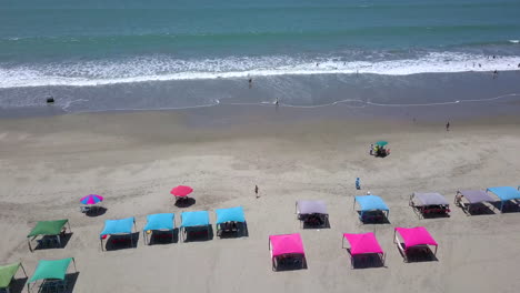 revelador disparo de dron desde cerca de la costa hacia el océano