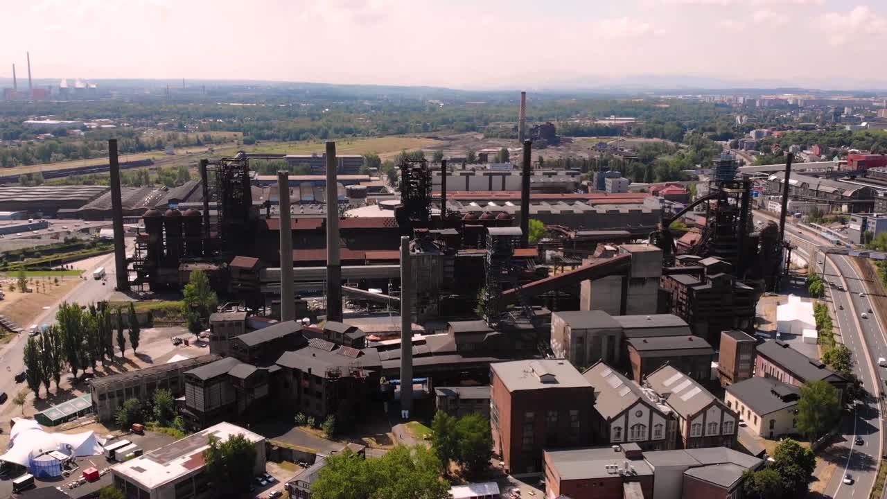 взгляд с воздуха на большой промышленный завод