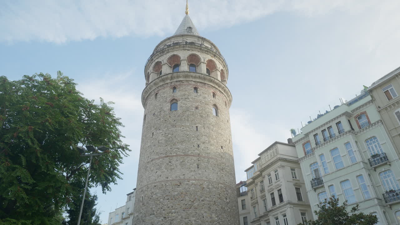 vista de bajo ángulo de la histórica torre galata de la arquitectura genovesa de estambul