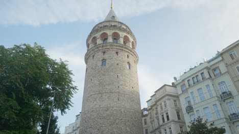 Vista-De-ángulo-Bajo-De-La-Histórica-Torre-De-Gálata-De-Estambul,-Arquitectura-Genovesa