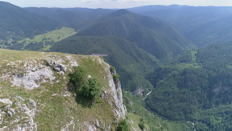 Wunderbare-Berge-Und-Ausblicke-Werden-Von-Hinten-Offenbart