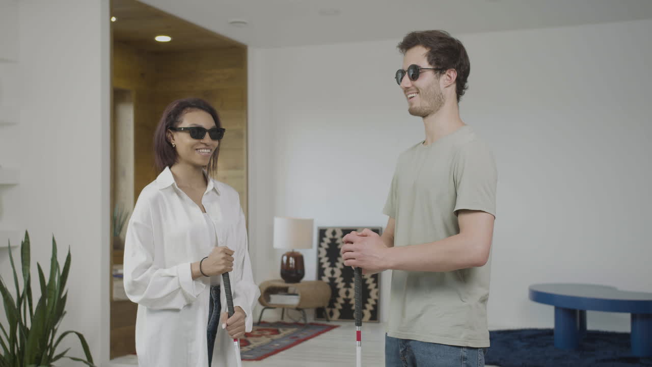 amigos ciegos en un apartamento