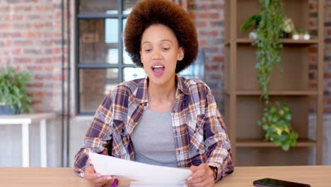 feliz mujer biracial hablando durante el trabajo casual videollamada, cámara lenta, espacio de copia