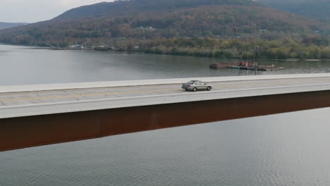 Drohnenaufnahmen,-Die-Einem-Auto-Folgen,-Das-Entlang-Einer-Brücke-über-Den-Nickajack-Lake-In-Tennessee-Mit-Herbstfarben-Fährt