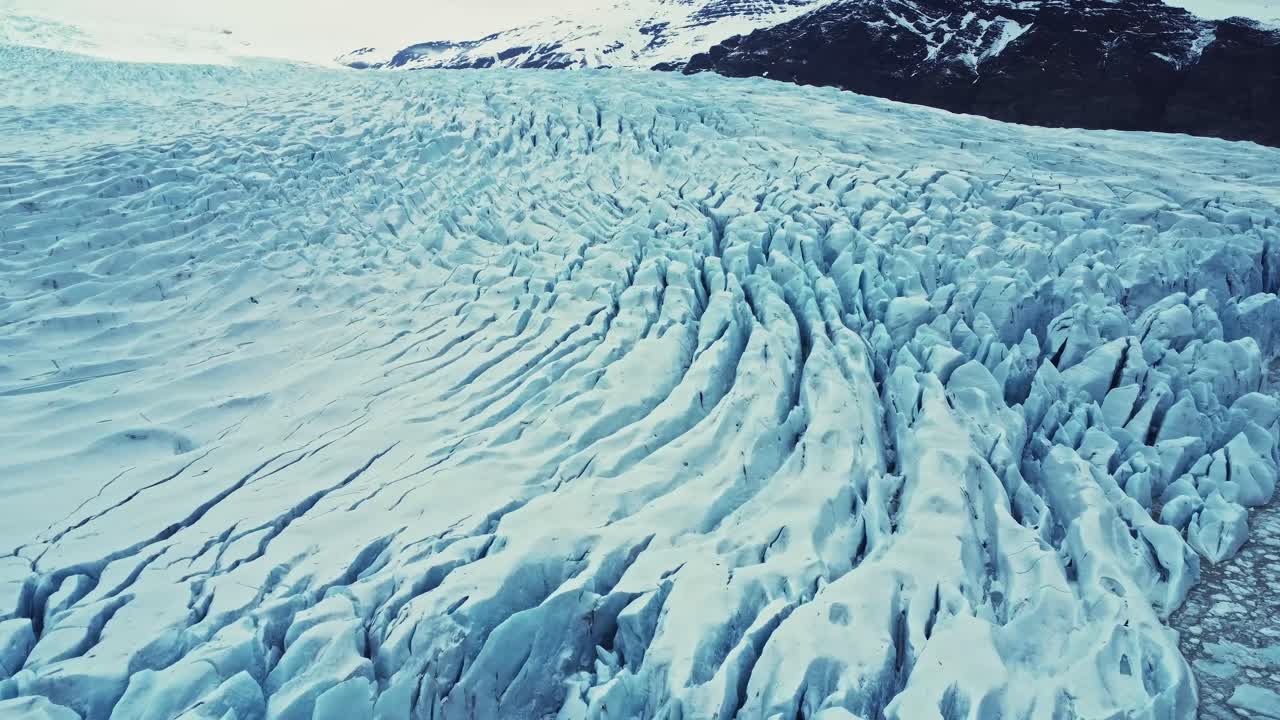 ladera de montaña nevada en un sombrío día de invierno