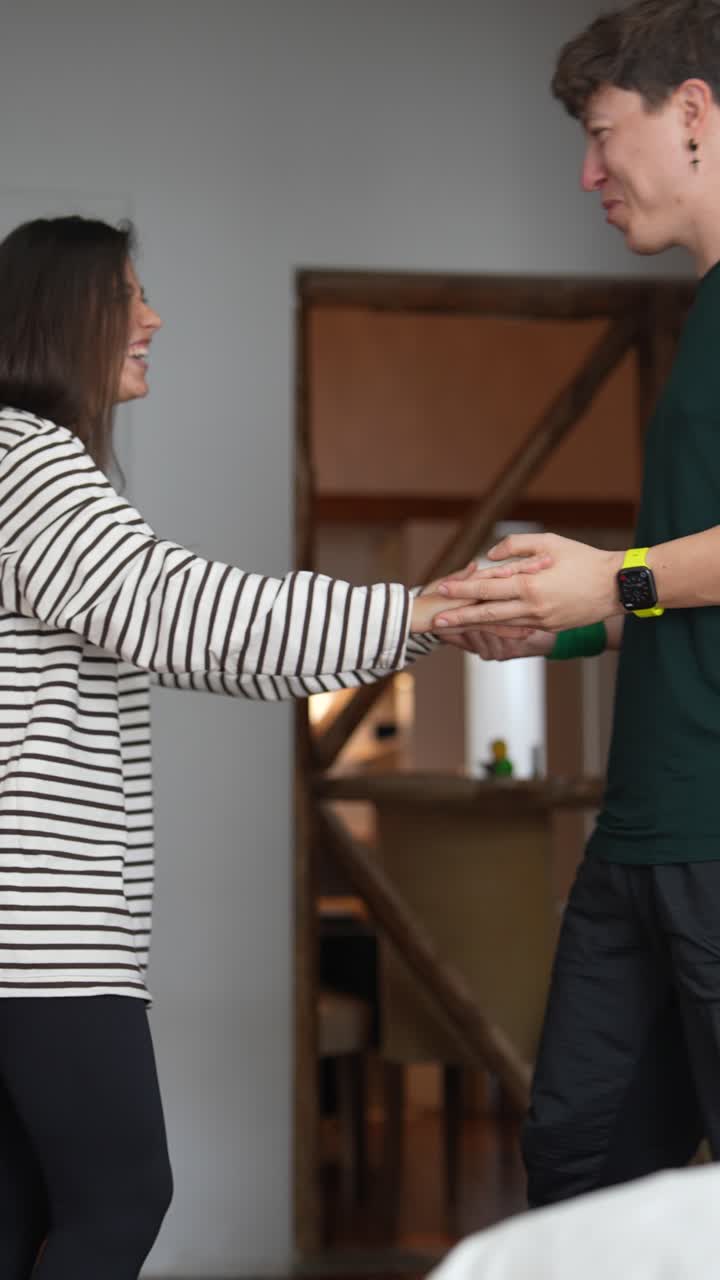 una pareja abrazándose y riendo.