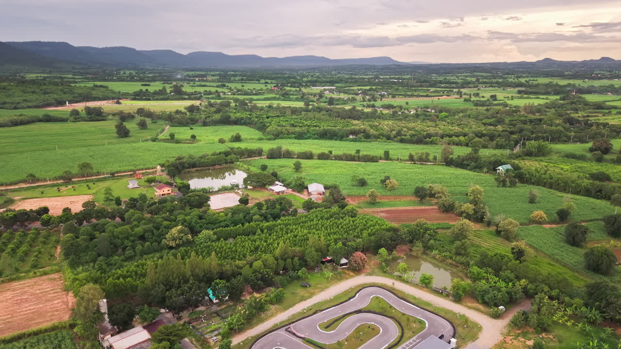 タイ、カオヤイのゴーカート場をドローンで空撮。山岳風景が広がる4K映像。