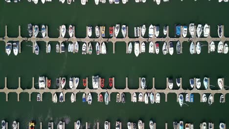 Toma-Cenital,-Comenzando-De-Cerca-Y-Alejándose-De-Los-Barcos-En-Un-Puerto-Deportivo-En-Un-Día-Soleado.