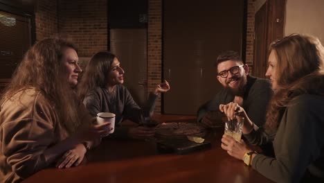 amigos disfrutando de la cena en un restaurante