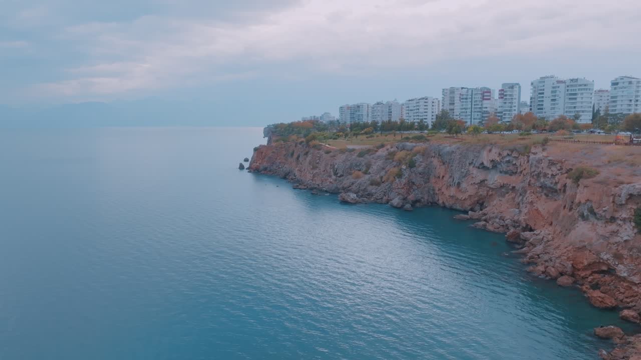 paisaje urbano costero con acantilados y edificios