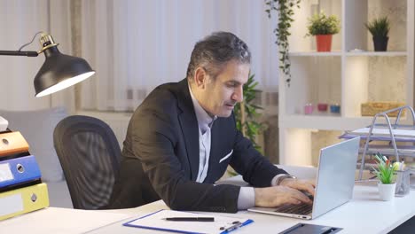 Businessman-in-a-suit-starts-working-in-his-home-office.