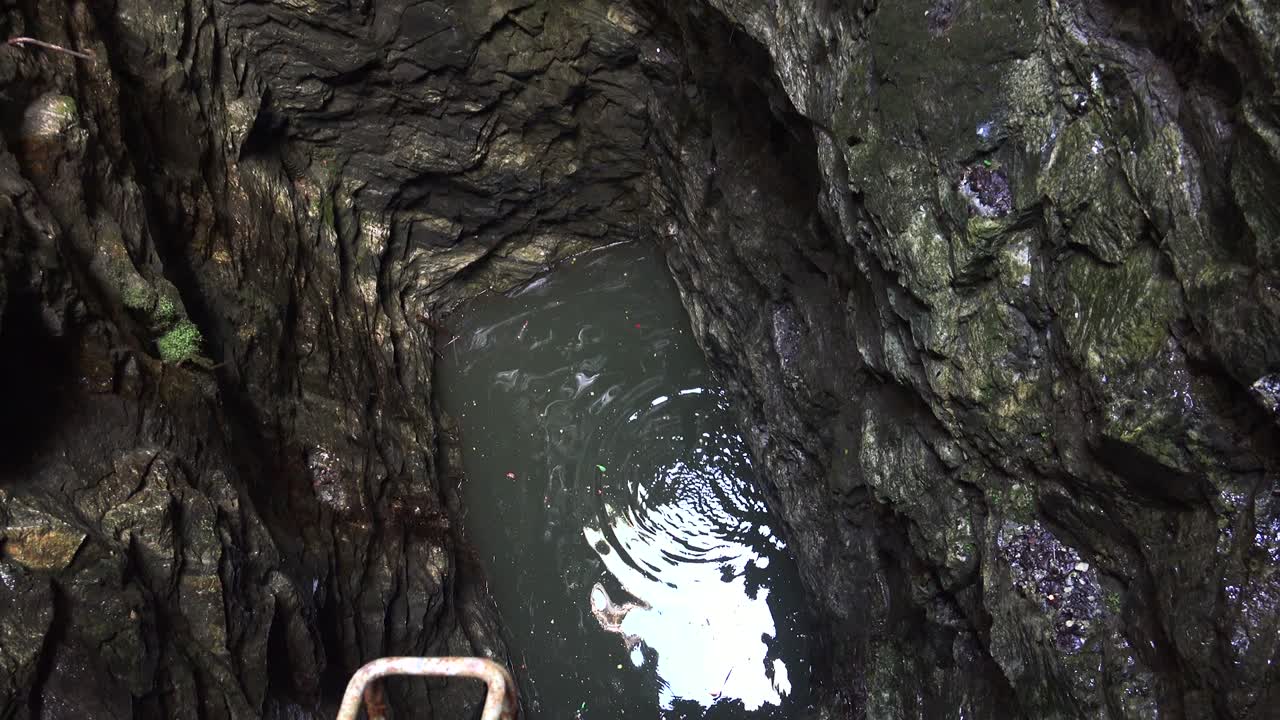 깊은 돌 우물 4k