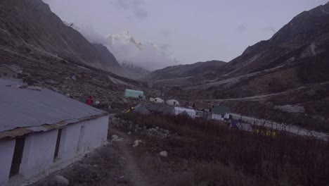 Bhojbasa-Es-Un-Lugar-Pintoresco-En-Los-Terrenos-Escarpados,-Situado-A-Una-Altitud-De-3.775-Mts