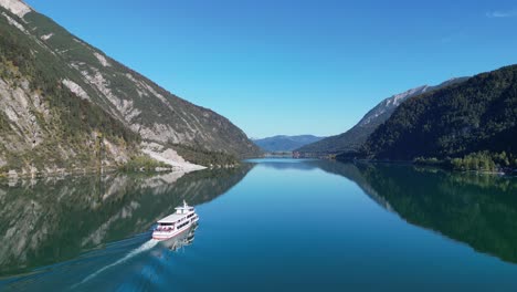 Kreuzfahrtschiff-Fährt-Auf-Dem-Achensee-In-Tirol,-Österreich---4K-Dolly-Folge-Aus-Der-Luft