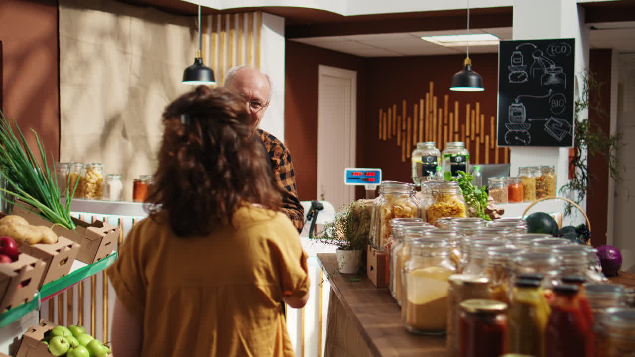 고객들은 화학물질을 구매하고 음식을 무료로 구입합니다.