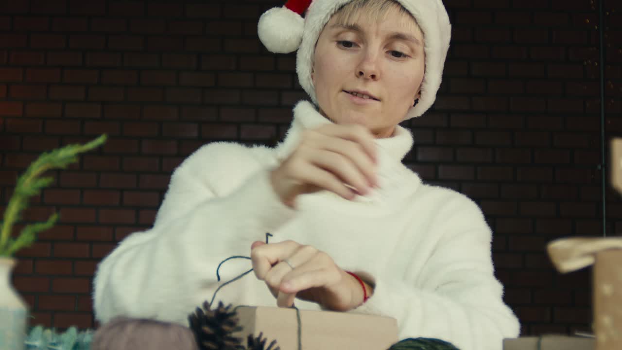 Mujer envolver regalos de Navidad