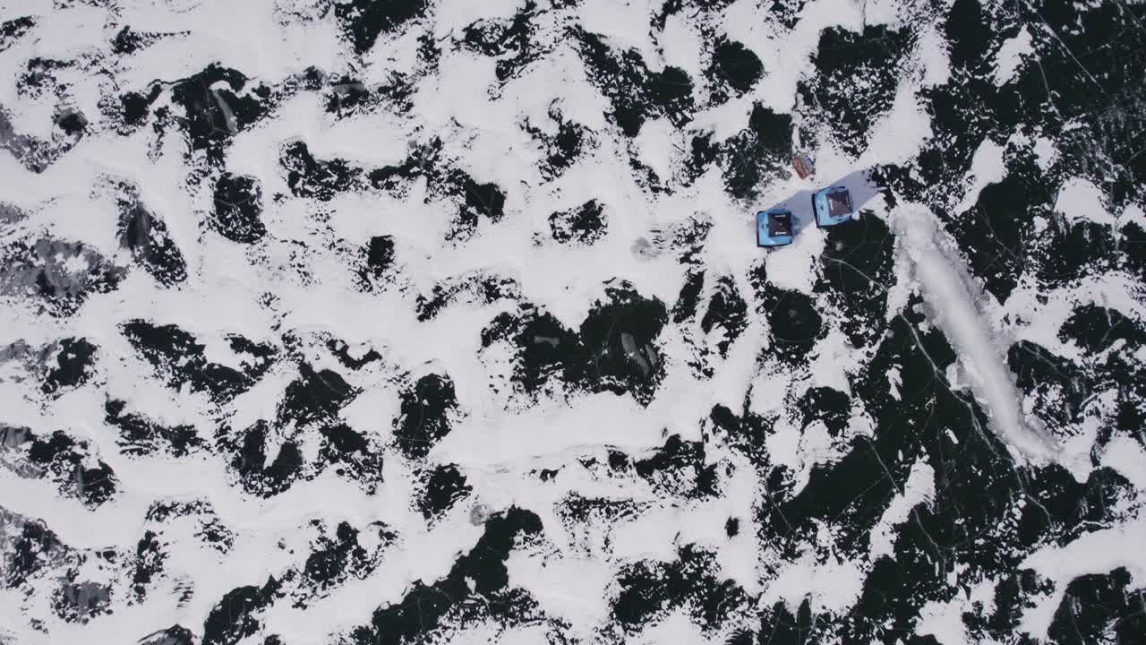 얼어붙은 호수에 캠핑 텐트