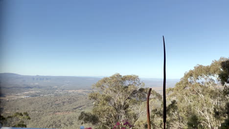 Pan-Shot,-Atemberaubender-Blick-Auf-Die-Bergkette-Und-Die-Landschaft-Vom-Picknickpunkt-Park-Lookout,-Toowoomba,-Queensland