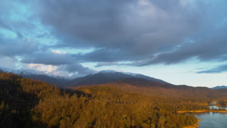 Luftaufnahmen-Vom-Flug-In-Richtung-Sawtooth-Mountain-Und-Nach-Unten-Schwenkend,-Um-Weitere-Vorgebirge-Im-Vordergrund-Zu-Offenbaren