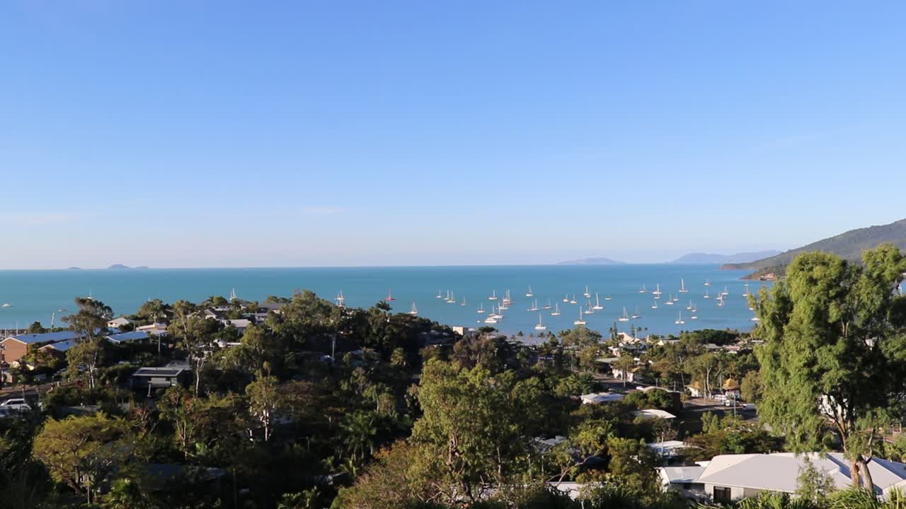 항구에서 멀리서 항해하는 배들