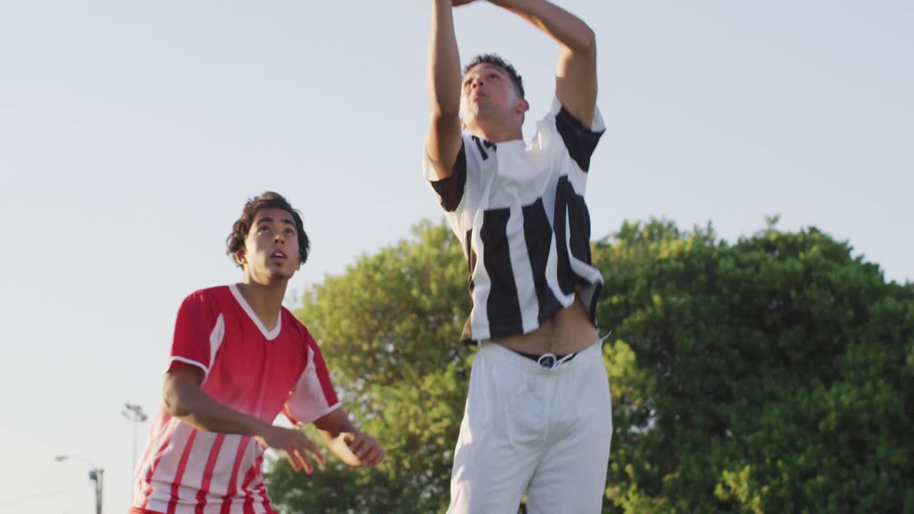 video de dos jugadores de fútbol masculinos diversos jugando al fútbol